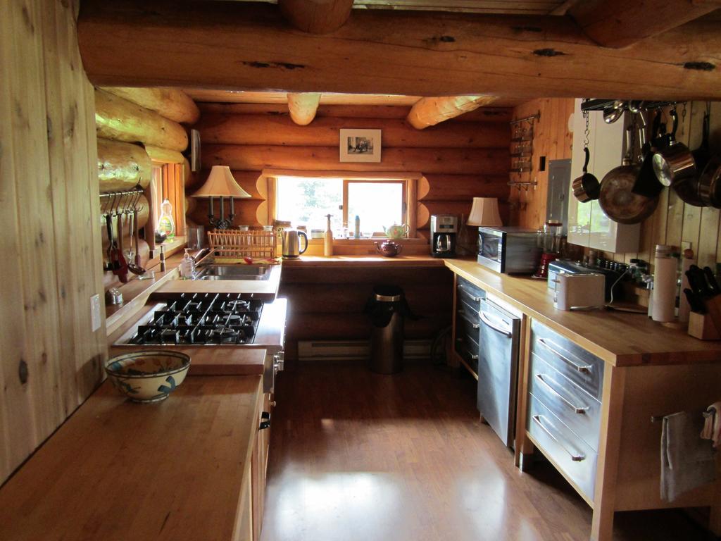 Ldr Lodge - Last Dollar Ranch Smithers Room photo